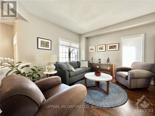 1934 Pennyroyal Crescent, Ottawa, ON - Indoor Photo Showing Living Room