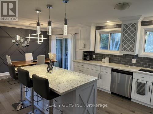 18 Pinecrest Road, Georgina (Pefferlaw), ON - Indoor Photo Showing Kitchen With Upgraded Kitchen