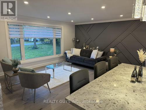 18 Pinecrest Road, Georgina (Pefferlaw), ON - Indoor Photo Showing Living Room