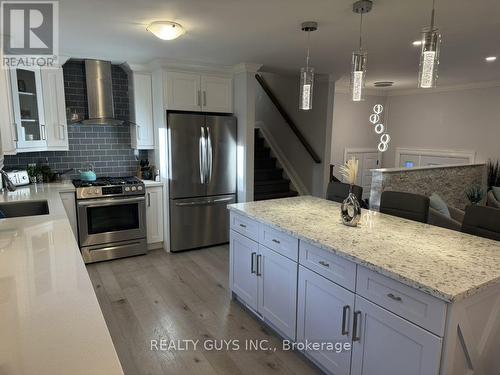 18 Pinecrest Road, Georgina (Pefferlaw), ON - Indoor Photo Showing Kitchen With Upgraded Kitchen