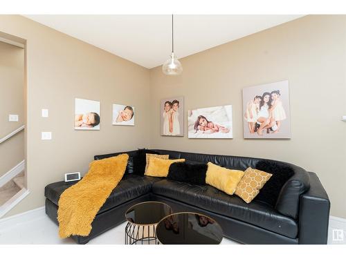 #32 15151 43 St Nw, Edmonton, AB - Indoor Photo Showing Living Room