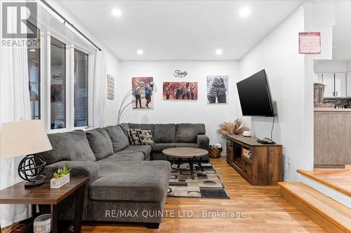 31 Ridge Road, Prince Edward County (Picton), ON - Indoor Photo Showing Living Room