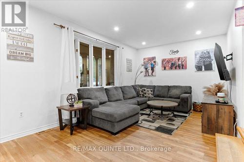 31 Ridge Road, Prince Edward County (Picton), ON - Indoor Photo Showing Living Room