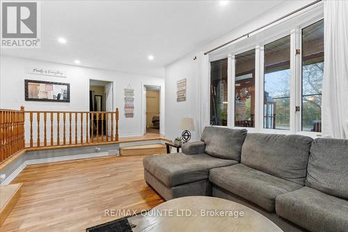 31 Ridge Road, Prince Edward County (Picton), ON - Indoor Photo Showing Living Room