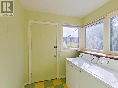 5820 Aspen Ave, Powell River, BC - Indoor Photo Showing Laundry Room