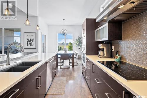 911 Hastings Crescent, Saskatoon, SK - Indoor Photo Showing Kitchen With Double Sink With Upgraded Kitchen