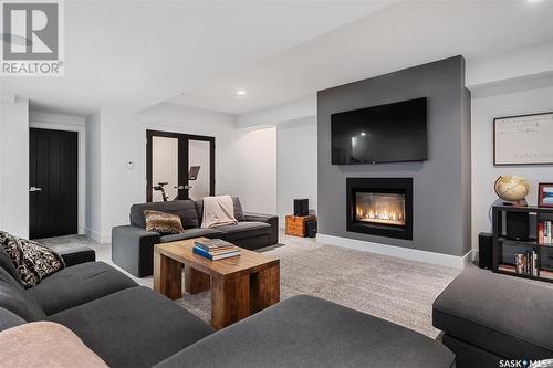 911 Hastings Crescent, Saskatoon, SK - Indoor Photo Showing Living Room With Fireplace