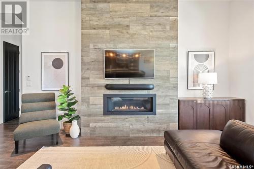 911 Hastings Crescent, Saskatoon, SK - Indoor Photo Showing Living Room With Fireplace