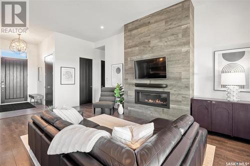 911 Hastings Crescent, Saskatoon, SK - Indoor Photo Showing Living Room With Fireplace