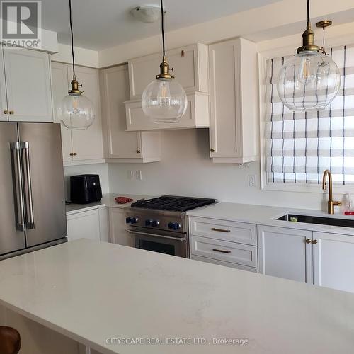 8 Merrimac Drive, Brampton, ON - Indoor Photo Showing Kitchen With Upgraded Kitchen