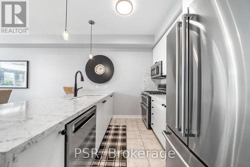 15 - 5056 New Street, Burlington, ON - Indoor Photo Showing Kitchen With Upgraded Kitchen