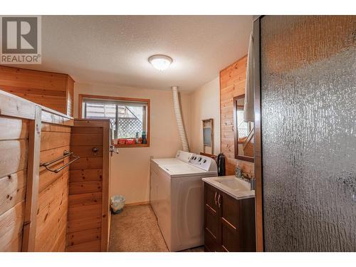 6540 Stanley Road, Ta Ta Creek, BC - Indoor Photo Showing Laundry Room