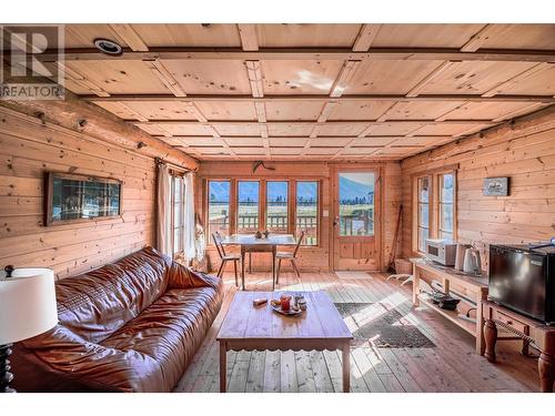 6540 Stanley Road, Ta Ta Creek, BC - Indoor Photo Showing Living Room