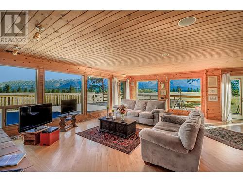 6540 Stanley Road, Ta Ta Creek, BC - Indoor Photo Showing Living Room