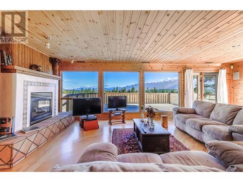 6540 Stanley Road, Ta Ta Creek, BC - Indoor Photo Showing Living Room With Fireplace