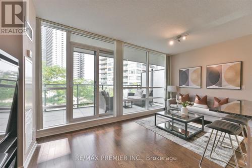 405 - 2240 Lakeshore Boulevard W, Toronto, ON - Indoor Photo Showing Living Room