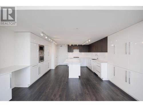 1703 188 Agnes Street, New Westminster, BC - Indoor Photo Showing Kitchen