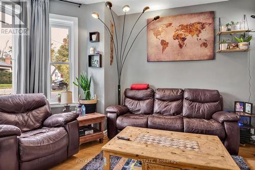 25 Victoria Avenue, Peterborough (Northcrest), ON - Indoor Photo Showing Living Room