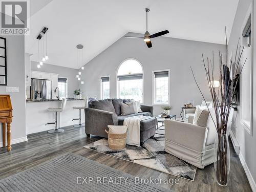 3501 - 300 Croft Street, Port Hope, ON - Indoor Photo Showing Living Room