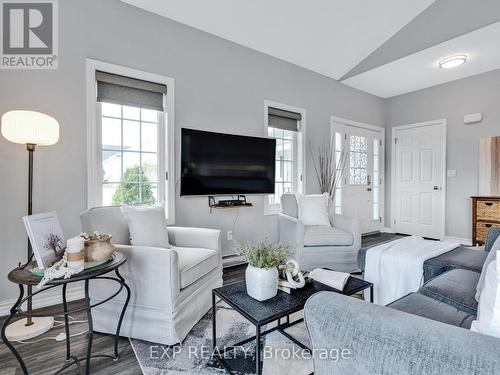 3501 - 300 Croft Street, Port Hope, ON - Indoor Photo Showing Living Room