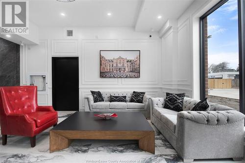 840 Wyandotte East, Windsor, ON - Indoor Photo Showing Living Room