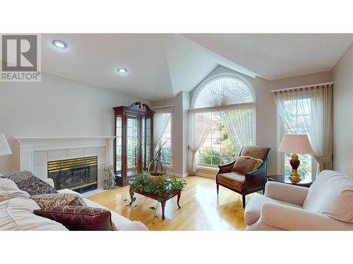 1201 Cameron Avenue Unit# 97, Kelowna, BC - Indoor Photo Showing Living Room With Fireplace