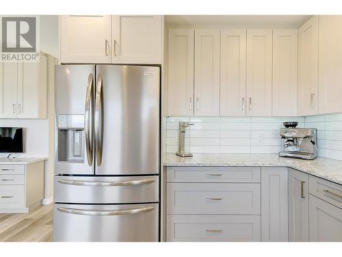 1044 James Hockey Place, Kelowna, BC - Indoor Photo Showing Kitchen With Upgraded Kitchen