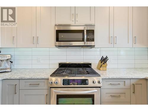 1044 James Hockey Place, Kelowna, BC - Indoor Photo Showing Kitchen With Upgraded Kitchen