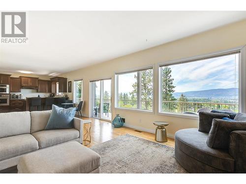 1044 James Hockey Place, Kelowna, BC - Indoor Photo Showing Living Room