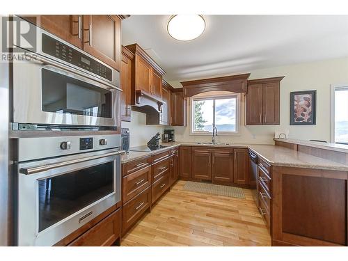 1044 James Hockey Place, Kelowna, BC - Indoor Photo Showing Kitchen With Double Sink