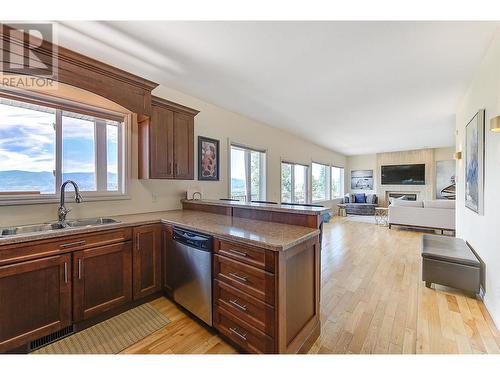 1044 James Hockey Place, Kelowna, BC - Indoor Photo Showing Kitchen With Double Sink