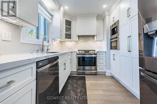 123 Dewitt Road, Hamilton, ON - Indoor Photo Showing Kitchen With Upgraded Kitchen