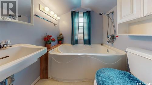 2037 Reynolds Street, Regina, SK - Indoor Photo Showing Bathroom