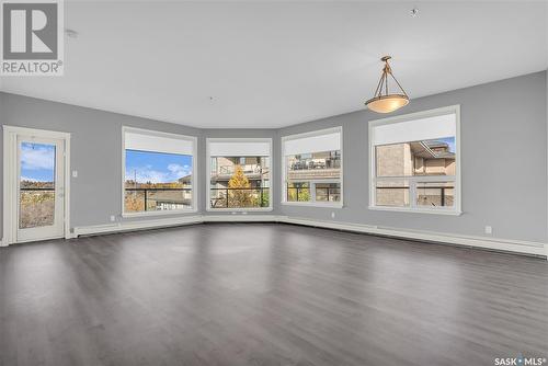 311 619 Saskatchewan Crescent W, Saskatoon, SK - Indoor Photo Showing Living Room