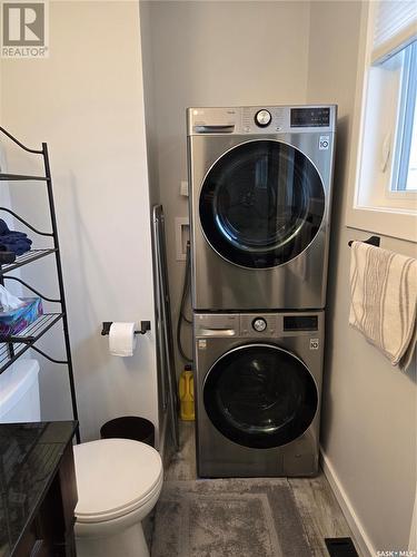 405 Mcgillivray Street, Outlook, SK - Indoor Photo Showing Laundry Room