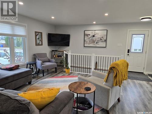 405 Mcgillivray Street, Outlook, SK - Indoor Photo Showing Living Room