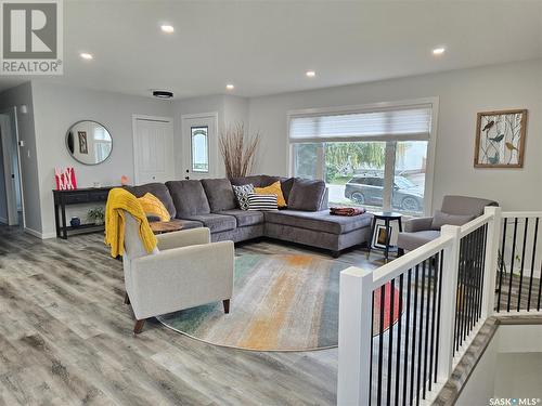 405 Mcgillivray Street, Outlook, SK - Indoor Photo Showing Living Room