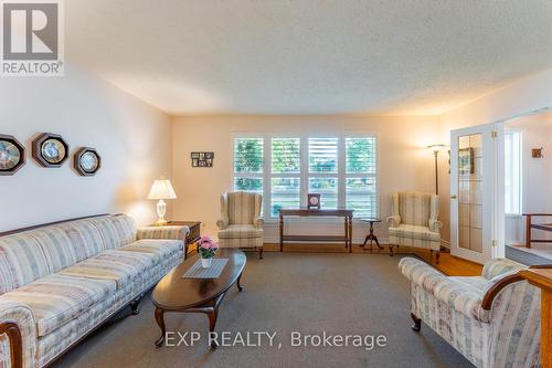 10 Aberdeen Crescent, Brampton, ON - Indoor Photo Showing Living Room