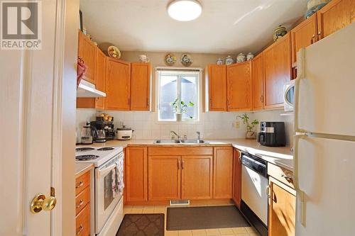 Kitchen View 1 - 319 16 Street E, Brooks, AB - Indoor Photo Showing Kitchen With Double Sink