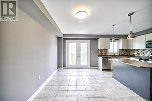 25 - 2006 Trawden Way, Oakville, ON - Indoor Photo Showing Kitchen With Upgraded Kitchen