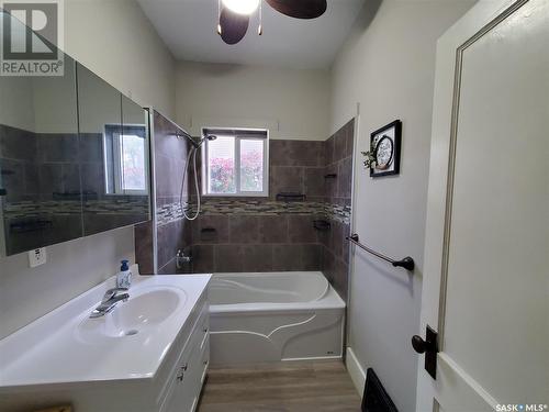 240 4Th Avenue Ne, Swift Current, SK - Indoor Photo Showing Bathroom