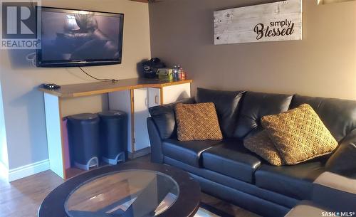 240 4Th Avenue Ne, Swift Current, SK - Indoor Photo Showing Living Room