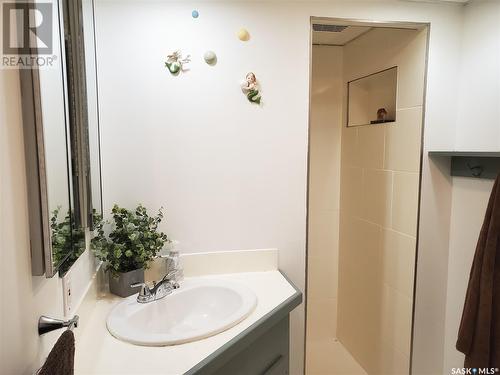 240 4Th Avenue Ne, Swift Current, SK - Indoor Photo Showing Bathroom