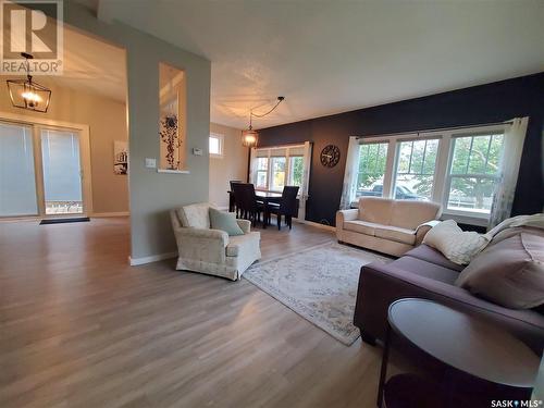 240 4Th Avenue Ne, Swift Current, SK - Indoor Photo Showing Living Room