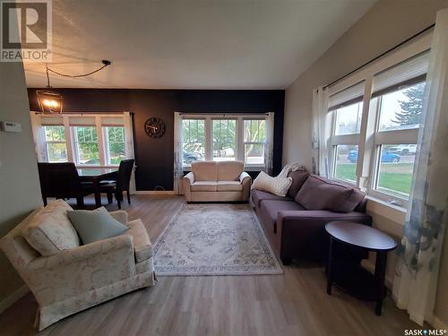 240 4Th Avenue Ne, Swift Current, SK - Indoor Photo Showing Living Room