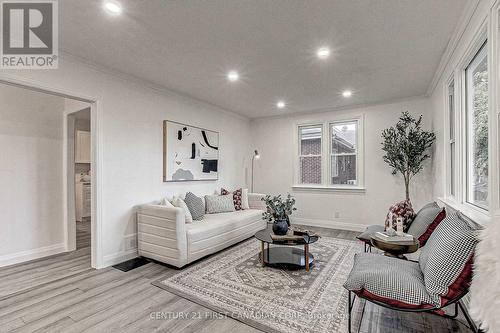 347 Thiel Street E, London, ON - Indoor Photo Showing Living Room