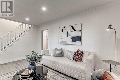 347 Thiel Street E, London, ON - Indoor Photo Showing Living Room