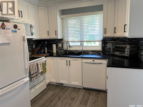 272 Plainsview Drive, Regina, SK - Indoor Photo Showing Kitchen