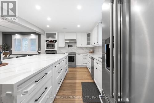 3 Oak Ridge Court, East Gwillimbury, ON - Indoor Photo Showing Kitchen With Upgraded Kitchen