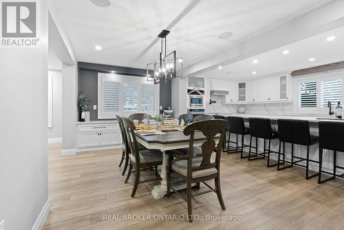 3 Oak Ridge Court, East Gwillimbury, ON - Indoor Photo Showing Dining Room